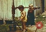 Standbild der Handpumpe Harlan Kentucky USA, 1942, aus Sekunde 14 historischem Filmmaterial Videoclip 65675023724