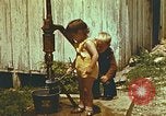 Standbild der Handpumpe Harlan Kentucky USA, 1942, aus Sekunde 15 historischem Filmmaterial Videoclip 65675023724