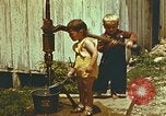 Standbild der Handpumpe Harlan Kentucky USA, 1942, aus Sekunde 16 historischem Filmmaterial Videoclip 65675023724