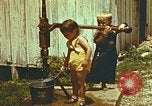 Standbild der Handpumpe Harlan Kentucky USA, 1942, aus Sekunde 17 historischem Filmmaterial Videoclip 65675023724