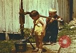 Standbild der Handpumpe Harlan Kentucky USA, 1942, aus Sekunde 18 historischem Filmmaterial Videoclip 65675023724