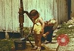 Standbild der Handpumpe Harlan Kentucky USA, 1942, aus Sekunde 19 historischem Filmmaterial Videoclip 65675023724