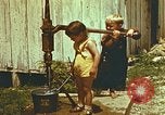 Standbild der Handpumpe Harlan Kentucky USA, 1942, aus Sekunde 20 historischem Filmmaterial Videoclip 65675023724