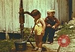 Standbild der Handpumpe Harlan Kentucky USA, 1942, aus Sekunde 21 historischem Filmmaterial Videoclip 65675023724