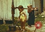 Standbild der Handpumpe Harlan Kentucky USA, 1942, aus Sekunde 22 historischem Filmmaterial Videoclip 65675023724