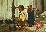 Standbild der Handpumpe Harlan Kentucky USA, 1942, aus Sekunde 23 historischem Filmmaterial Videoclip 65675023724