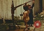 Standbild der Handpumpe Harlan Kentucky USA, 1942, aus Sekunde 28 historischem Filmmaterial Videoclip 65675023724