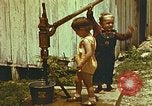 Standbild der Handpumpe Harlan Kentucky USA, 1942, aus Sekunde 29 historischem Filmmaterial Videoclip 65675023724