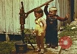 Standbild der Handpumpe Harlan Kentucky USA, 1942, aus Sekunde 30 historischem Filmmaterial Videoclip 65675023724