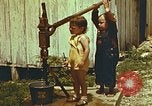 Standbild der Handpumpe Harlan Kentucky USA, 1942, aus Sekunde 31 historischem Filmmaterial Videoclip 65675023724