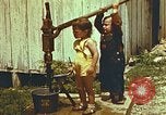 Standbild der Handpumpe Harlan Kentucky USA, 1942, aus Sekunde 32 historischem Filmmaterial Videoclip 65675023724