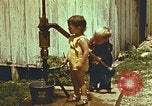 Standbild der Handpumpe Harlan Kentucky USA, 1942, aus Sekunde 33 historischem Filmmaterial Videoclip 65675023724