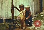 Standbild der Handpumpe Harlan Kentucky USA, 1942, aus Sekunde 34 historischem Filmmaterial Videoclip 65675023724