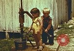 Standbild der Handpumpe Harlan Kentucky USA, 1942, aus Sekunde 35 historischem Filmmaterial Videoclip 65675023724