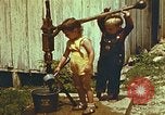 Standbild der Handpumpe Harlan Kentucky USA, 1942, aus Sekunde 37 historischem Filmmaterial Videoclip 65675023724