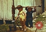 Standbild der Handpumpe Harlan Kentucky USA, 1942, aus Sekunde 38 historischem Filmmaterial Videoclip 65675023724