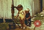 Standbild der Handpumpe Harlan Kentucky USA, 1942, aus Sekunde 39 historischem Filmmaterial Videoclip 65675023724