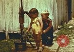 Standbild der Handpumpe Harlan Kentucky USA, 1942, aus Sekunde 40 historischem Filmmaterial Videoclip 65675023724