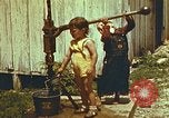 Standbild der Handpumpe Harlan Kentucky USA, 1942, aus Sekunde 41 historischem Filmmaterial Videoclip 65675023724