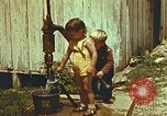 Standbild der Handpumpe Harlan Kentucky USA, 1942, aus Sekunde 43 historischem Filmmaterial Videoclip 65675023724