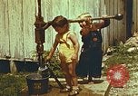 Standbild der Handpumpe Harlan Kentucky USA, 1942, aus Sekunde 44 historischem Filmmaterial Videoclip 65675023724