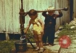 Standbild der Handpumpe Harlan Kentucky USA, 1942, aus Sekunde 46 historischem Filmmaterial Videoclip 65675023724