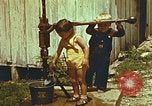 Standbild der Handpumpe Harlan Kentucky USA, 1942, aus Sekunde 47 historischem Filmmaterial Videoclip 65675023724