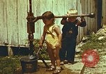 Standbild der Handpumpe Harlan Kentucky USA, 1942, aus Sekunde 48 historischem Filmmaterial Videoclip 65675023724