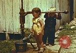 Standbild der Handpumpe Harlan Kentucky USA, 1942, aus Sekunde 49 historischem Filmmaterial Videoclip 65675023724