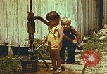 Standbild der Handpumpe Harlan Kentucky USA, 1942, aus Sekunde 52 historischem Filmmaterial Videoclip 65675023724