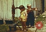 Standbild der Handpumpe Harlan Kentucky USA, 1942, aus Sekunde 53 historischem Filmmaterial Videoclip 65675023724