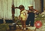 Standbild der Handpumpe Harlan Kentucky USA, 1942, aus Sekunde 55 historischem Filmmaterial Videoclip 65675023724