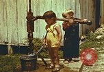 Standbild der Handpumpe Harlan Kentucky USA, 1942, aus Sekunde 56 historischem Filmmaterial Videoclip 65675023724