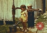 Standbild der Handpumpe Harlan Kentucky USA, 1942, aus Sekunde 57 historischem Filmmaterial Videoclip 65675023724
