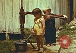 Standbild der Handpumpe Harlan Kentucky USA, 1942, aus Sekunde 58 historischem Filmmaterial Videoclip 65675023724