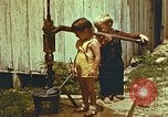 Standbild der Handpumpe Harlan Kentucky USA, 1942, aus Sekunde 59 historischem Filmmaterial Videoclip 65675023724