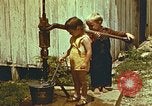 Standbild der Handpumpe Harlan Kentucky USA, 1942, aus Sekunde 60 historischem Filmmaterial Videoclip 65675023724