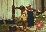Standbild der Handpumpe Harlan Kentucky USA, 1942, aus Sekunde 61 historischem Filmmaterial Videoclip 65675023724