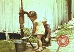 Standbild der Handpumpe Harlan Kentucky USA, 1942, aus Sekunde 62 historischem Filmmaterial Videoclip 65675023724