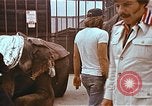 Standbild Ringling Brothers Barnum Bailey Zirkus einrichten United States USA, 1977, aus Sekunde 32 historischem Filmmaterial Videoclip 65675023770