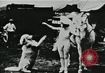 Immagine di Vintage scene dei fratelli Ringling Barnum & Bailey Circus United States USA, 1926, secondo 48 filmato di repertorio 65675023771