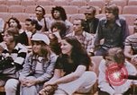 Immagine di Gli studenti che studiano per diventare un professionista clown Venice Florida United States USA, 1977, secondo 43 filmato di repertorio 65675023776