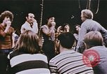Immagine di Gli studenti che studiano per diventare un professionista clown Venice Florida United States USA, 1977, secondo 54 filmato di repertorio 65675023776
