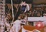 Image Ours chevaux clowns et trapézistes effectuer dans le cirque Nashville Tennessee USA, 1977, de la seconde 8 séquences d'archives historiques vidéo 65675023778