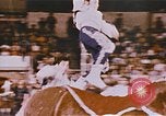 Image Ours chevaux clowns et trapézistes effectuer dans le cirque Nashville Tennessee USA, 1977, de la seconde 10 séquences d'archives historiques vidéo 65675023778