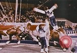 Image Ours chevaux clowns et trapézistes effectuer dans le cirque Nashville Tennessee USA, 1977, de la seconde 12 séquences d'archives historiques vidéo 65675023778