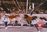 Image Ours chevaux clowns et trapézistes effectuer dans le cirque Nashville Tennessee USA, 1977, de la seconde 13 séquences d'archives historiques vidéo 65675023778