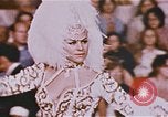 Image Ours chevaux clowns et trapézistes effectuer dans le cirque Nashville Tennessee USA, 1977, de la seconde 14 séquences d'archives historiques vidéo 65675023778