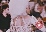 Image Ours chevaux clowns et trapézistes effectuer dans le cirque Nashville Tennessee USA, 1977, de la seconde 15 séquences d'archives historiques vidéo 65675023778