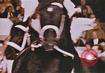 Image Ours chevaux clowns et trapézistes effectuer dans le cirque Nashville Tennessee USA, 1977, de la seconde 18 séquences d'archives historiques vidéo 65675023778